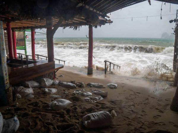 Un restaurante permanece cerrado antes de la llegada del huracán Norma a los Cabos, estado de Baja Californa, México, el 21 de octubre de 2023.