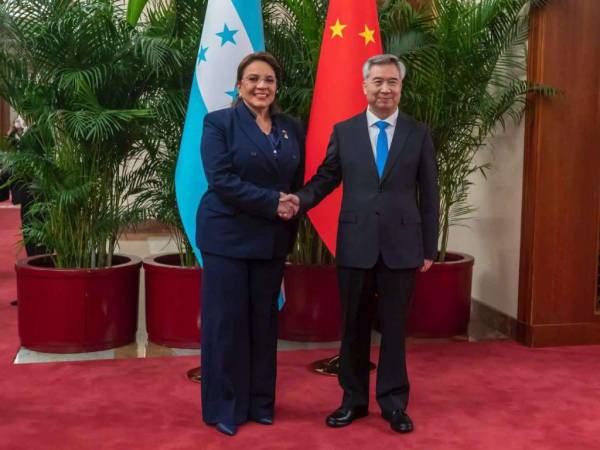 La presidenta Castro junto al secretario de la comisión central de control disciplinario del Partido Comunista de China, Li Xi.