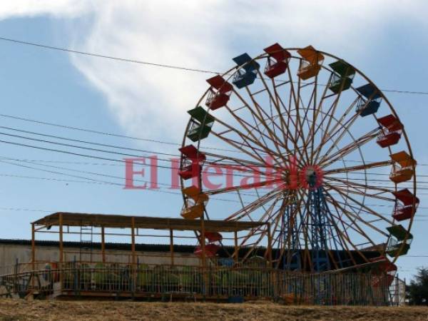 La rueda de la fortuna es uno de los principales atractivos de la feria. Niños y adultos se emocionan al subir en ella. Foto: Jhony Magallanes/EL HERALDO