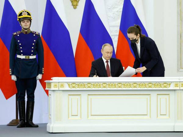 En su discurso antes de la firma de la anexión, Putin instó a Ucrania a cesar las hostilidades.