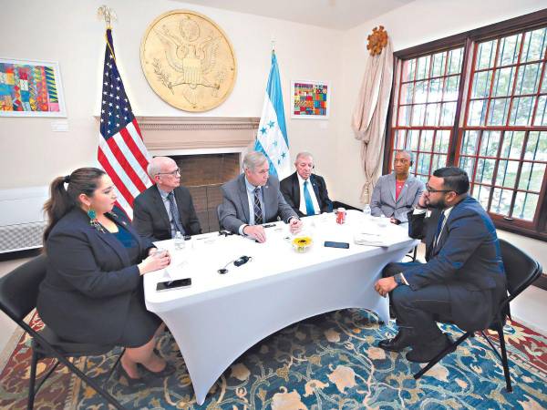 EL HERALDO durante la entrevista con los senadores Durbin, Merkley, Welch y Butler, y la congresista Ramírez.