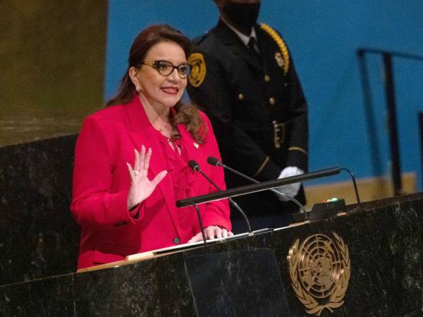 La presidenta Xiomara Castro mientras brindaba su discurso.