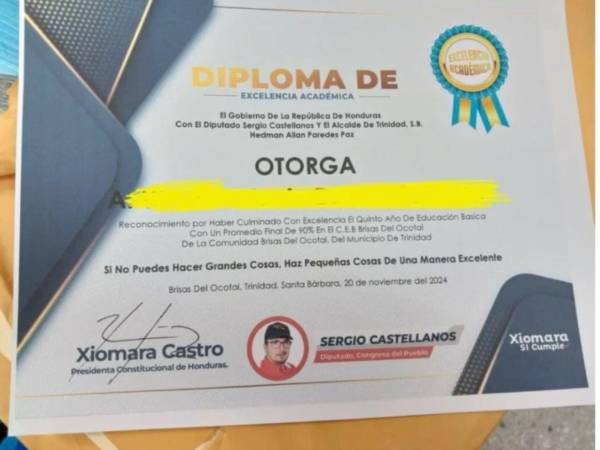 El diploma de honor que fue entregado a una estudiante en Santa Bárbara, tiene la fotografía de Sergio Castellanos, diputado de Libertad y Refundación (Libre) y la firma de la presidenta Xiomara Castro.