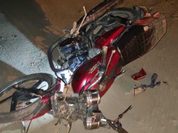 La motocicleta quedó tirada a unos cuantos metros del poste de cemento.