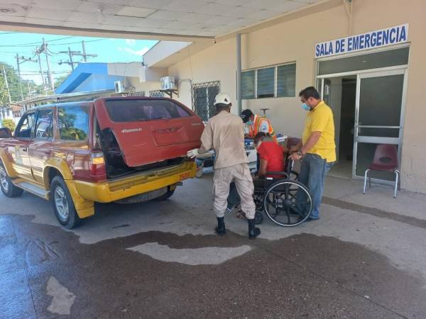 Momento en que las dos personas atacadas por las abejas era ingresadas al hospital de la zona.