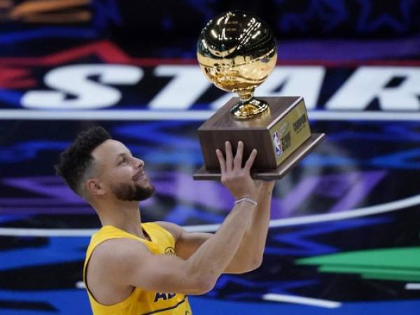 Stephen Curry, de los Warriors de Golden State, alza el trofeo después de ganar el concurso de triples en el marco del Juego de Estrellas de la NBA en Atlanta, el domingo 7 de marzo de 2021. Foto:AP