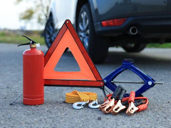 Sea previsor y equipe su carro de antemano, sea con los clásicos triángulos reflectivos o un extinguidor, o con los últimos avances en la tecnología del mundo motor.