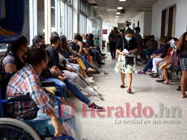 A nivel nacional solo hay un poc omás de 2.400 médicos contratados, una cifra insuficiente para atender a casi 9.6 millones de hondureños.