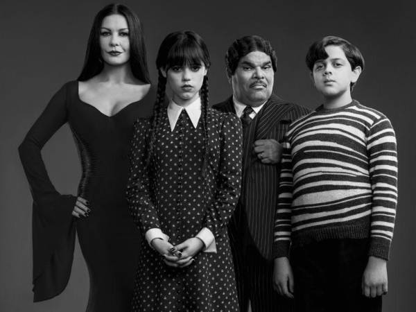 Catherine Zeta-Jones (Morticia), Luis Guzmán (Homero), Jenna Ortega (Merlina) y Isaac Ordoñez (Pericles) son los que protagonizarán la serie de Netflix.