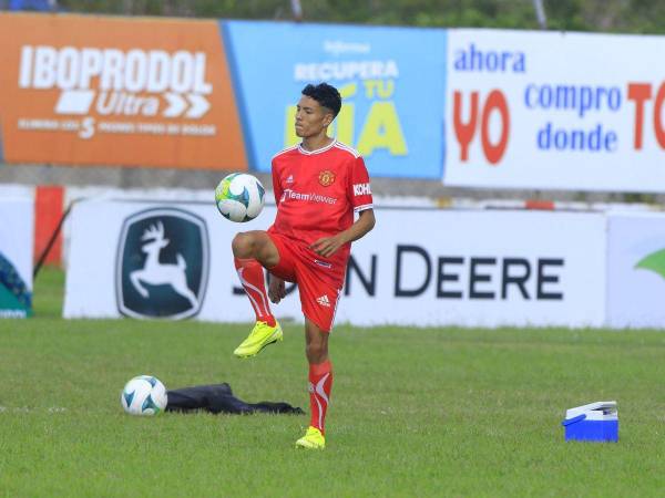 Vistiendo la camiseta del Manchester United con el dorsal que utilizaba su ídolo, Casalegno estuvo presente en el entrenamiento previo al duelo de este miércoles ante Honduras Progreso.