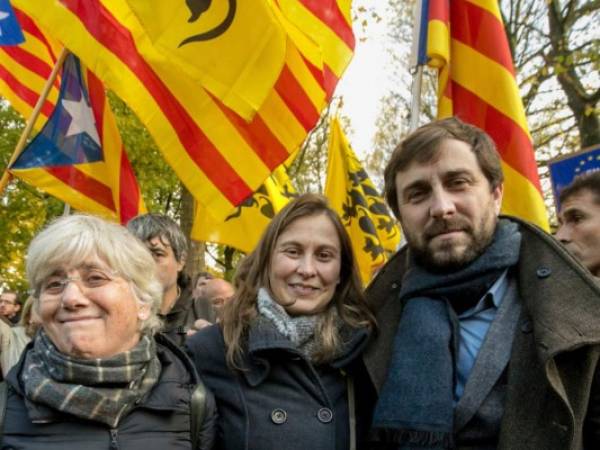 La exfuncionaria independentista catalana Meritxell Serret, al centro, durante una marcha en apoyo a la secesión de Cataluña de España, en Bruselas, Bélgica. (AP Foto/Olivier Matthys, Archivo)