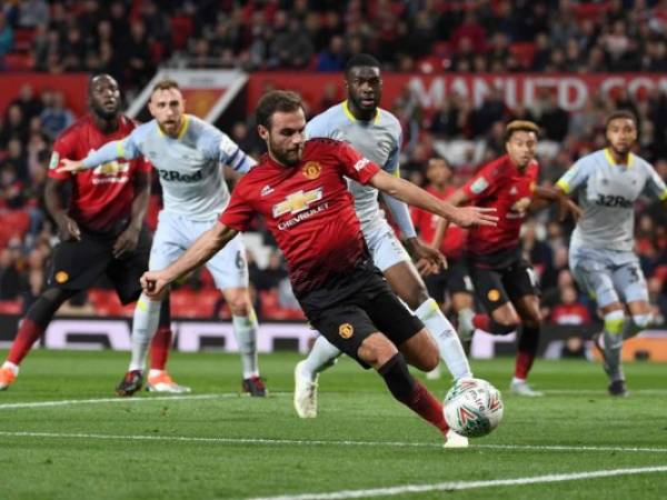 El Valencia, que viene de perder ante la Juventus de Cristiano Ronaldo, tratará de aprovechar la convulsión interna entre el entrenador portugués y el campeón mundial con Francia, Paul Pogba. Foto:AFP