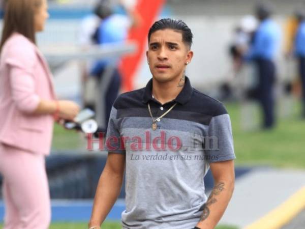 Michaell Chirinos, delantero de Lobos Buap de México, llegó al estadio Nacional para apoyar al Olimpia. Foto: El Heraldo