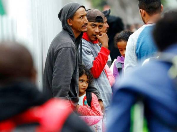 En esta fotografía de archivo, varias migrantes aguardan a solicitar asilo en Estados Unidos en la zona fronteriza de Tijuana, México. Foto: Agencia AP.