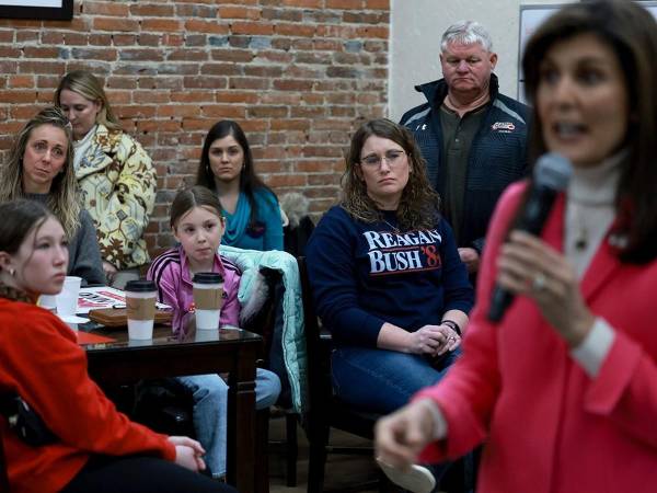 La gente escucha mientras la candidata presidencial republicana, ex embajadora ante la ONU, Nikki Haley, habla durante una parada de campaña en The Bread Board el 15 de enero de 2024 en Pella, Iowa. Los republicanos de Iowa se dirigen hoy a los caucus electorales y se convierten en los primeros en seleccionar al candidato de su partido para la carrera presidencial de 2024.