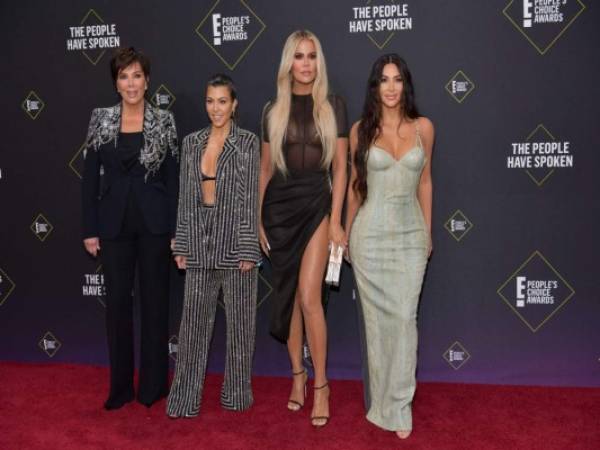 Kris Jenner, Kourtney Kardashian, Khloé Kardashian and Kim Kardashian en los E! People's Choice Awards. Fotos: Agencia AFP.