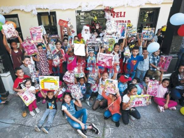 Los niños posaron muy contentos con sus regalos. Fotos: Johny Magallanes/EL HERALDO