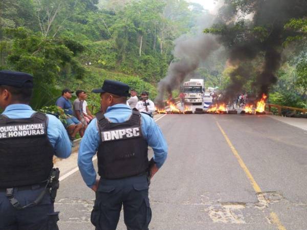 Los pobladores colocaron llantas y les prendieron fuego con el objetivo de bloquear la carretera y ejercer presión a las autoridades.