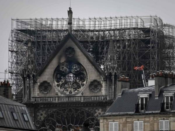 El miércoles, a las 4:00 de la tarde, hora exacta en la que comenzó el incendio el lunes, todas las campanas de las catedrales de Francia repicarán en un gesto de solidaridad con la diócesis de París. Foto: AFP