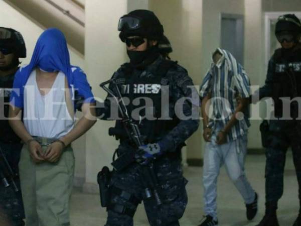 Los menores salieron del centro de internamiento bajo un fuerte contingente de seguridad, fotos: Alex Pérez / EL HERALDO.