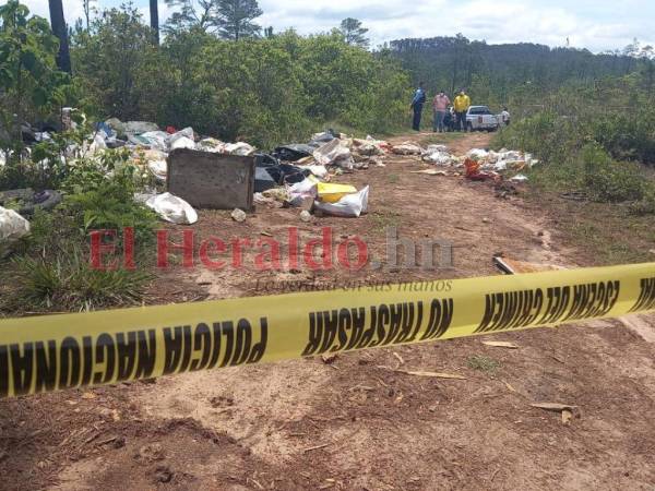 La escena del crimen fue acordonada por la Policía. El cuerpo estaba al lado de un contenedor de basura.