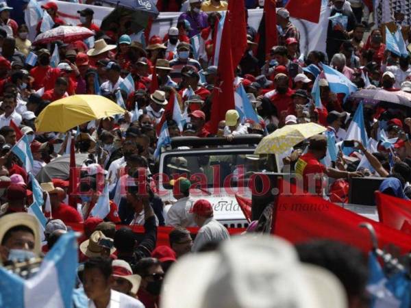 Con abucheos y lanzándoles bolsas con agua recibieron a la Resistencia Popular en el Estadio Nacional