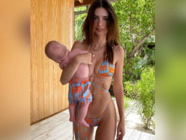 Así lucío Emily junto al pequeño Sylvester Apollo Bear, quien arribó a sus tres meses este martes. Foto: @Emrata