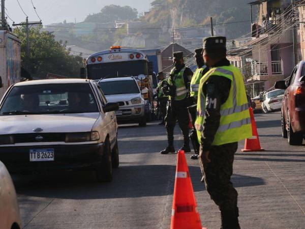 Los militares se instalan en zonas estratégicas de la ciudad.