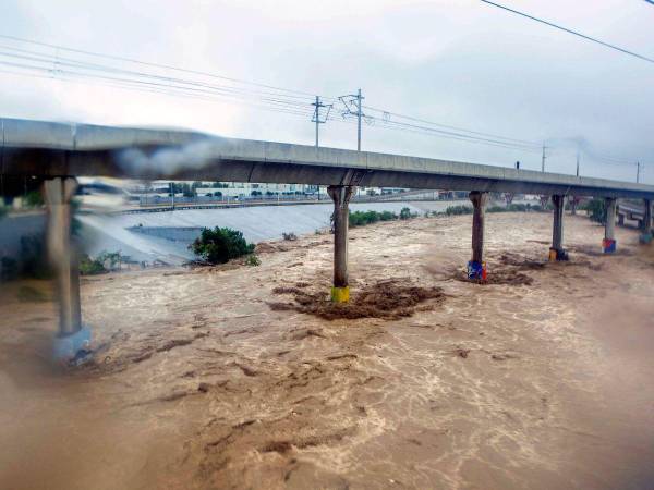 Los torrenciales aguaceros han provocado que los tramos carreteros en la ciudad de Tampico sean intransitables.