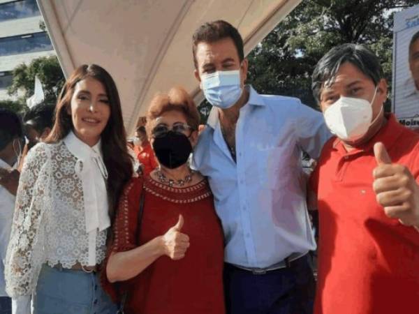 Wilfredo Méndez y María Luisa Borjas junto a Salvador Nasralla y su esposa Iroshka Lindaly Elvir en el lanzamiento de campaña. Foto: Cortesía.