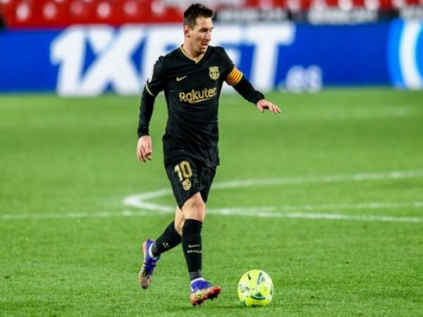 Lionel Messi, del Barcelona, corre con el balón durante un partido de La Liga ante el Granada, el sábado 9 de enero de 2021 (AP Foto/Jose Breton).