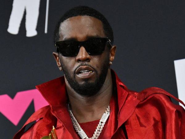 Sean Combs, Conocido como Puff Daddy o Diddy, es un famoso rapero estadounidense que en los último años se ha visto envuelto en polémicas por agresiones y tráfico sexual. Actualmente los gentes del federal Departamento de Investigaciones de Seguridad Nacional (HSI), fuertemente armados, irrumpieron las lujosas mansiones del rapero para una investigación, que aún no se ha sido revelada.