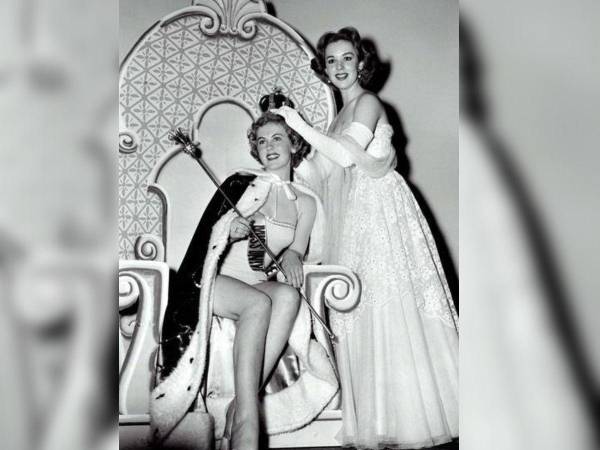 Durante 71 años se han utilizado 11 coronas diferentes, cada una con joyas preciosas y valores únicos. La primera corona de Miss Universo la portó la finlandesa<b> Armi Kuusela</b>. Originalmente esta pieza perteneció a la emperatriz Alexandra. Está confeccionada en plata, el interior cubierto por terciopelo y el exterior está decorado con diamantes. Actualmente se encuentra en el Hillwood Museum, en Washington.