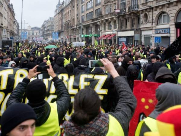 Miles de franceses salieron este sábado a las calles, con sus chalecos amarillos. (AP)