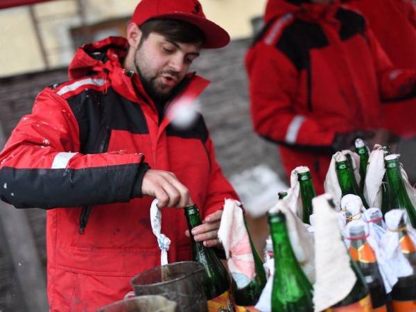 Un voluntario demuestra la preparación de cócteles Molotov en la cervecería Pravda - (Verdad) en Lviv el 27 de febrero de 2002.