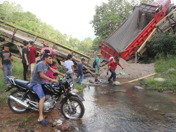 Ahora las personas tienen que cruzar por el río ya que el puente era la única estructura para cruzar por este afluente.