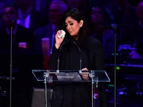 Vanessa, esposa de Kobe Bryant, llora durante un homenaje a su esposo. Foto AFP