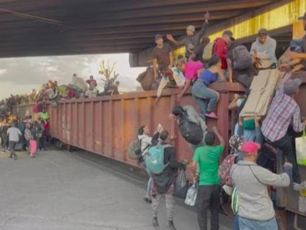 El lunes, varias personas resultaron lesionadas cuando miles de migrantes, en su mayoría haitianos, intentaron ingresar a la fuerza a la oficina de migratoria de Tapachula.