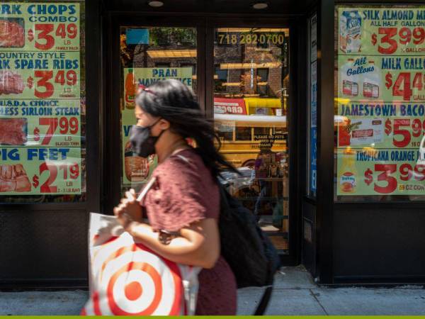 Precios afuera de una tienda de comestibles en Brooklyn, Estados Unidos.