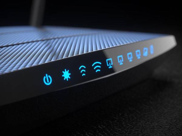 La ubicación del router es esencial para la calidad de la señal WiFi. Debe estar en un lugar central, lejos de paredes y objetos que puedan interferir en la señal.