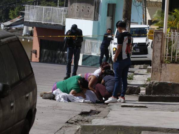 Los familiares llegaron rápidamente al lugar y con dolor e impotencia abrazaron el cuerpo de Dennis Ricardo Valladares.