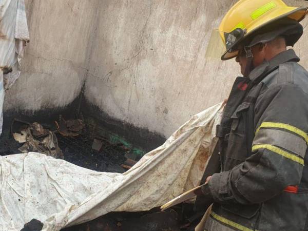 En el interior de su cuarto, fue encontrado el cuerpo de la fémina completamente carbonizado.