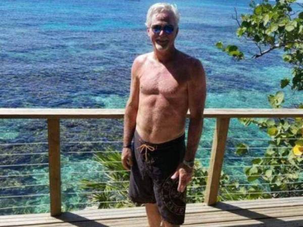 Johnston, de 63 años, es acusado del delito de trata de personas y pornografía infantil.