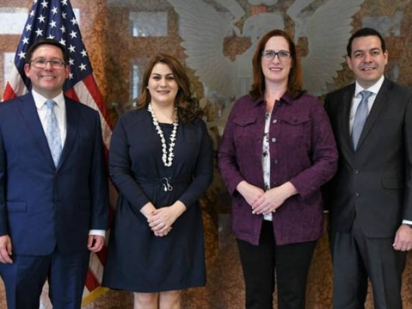 En el lanzamiento del programa participaron la encargada de Negocios de la Embajada de los Estados Unidos en Honduras, Heide B. Fulton, la canciller María Dolores Agüero y el secretario de Trabajo y Seguridad Social, Carlos Madero. FOTO: Cortesía Embajada de Estados Unidos.