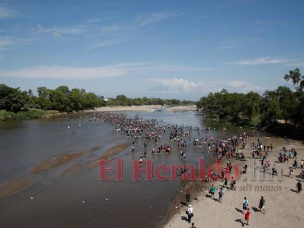 Los migrantes en su desesperación corrieron hacia el río para poder entrar a México. Foto: AP.