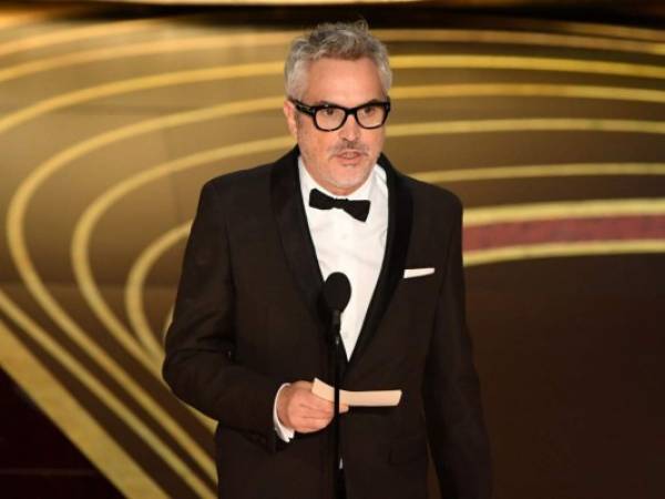 Alfonso Cuarón mientras brindó su discurso al ganar la categoría Mejor Director. Foto AFP