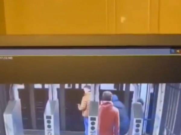 El hombre esperaba el tren del metro cuando un sujeto desconocido lo empujó a las vías del tren.