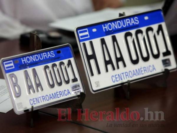 En la capital aún se observan automóviles sin placas o con la placa anterior; el IP invita a los conductores a solicitar su nueva placa.