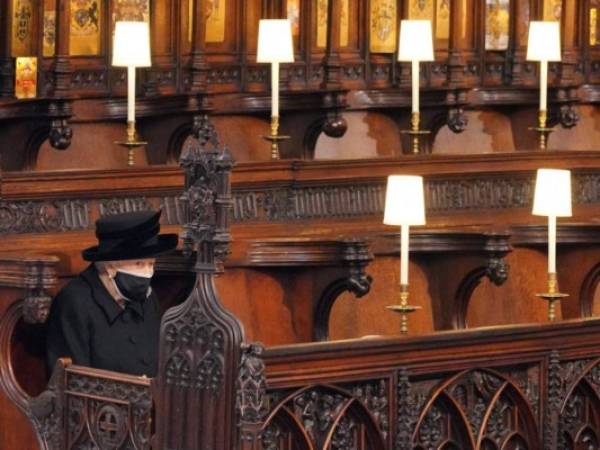 La reina Isabel II toma asiento para el funeral del príncipe Felipe de Gran Bretaña, duque de Edimburgo, dentro de la Capilla de San Jorge en el Castillo de Windsor en Windsor, al oeste de Londres, el 17 de abril de 2021.