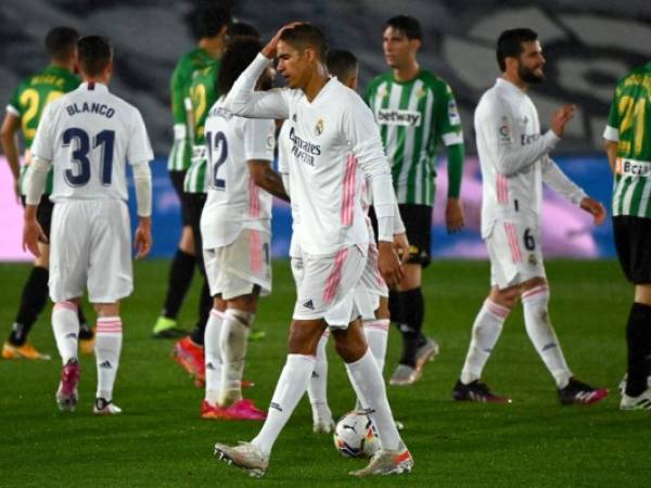 El defensa francés del Real Madrid Raphael Varane se toca la cabeza al finalizar el partido de fútbol de la Liga española entre el Real Madrid CF y el Real Betis en el estadio Alfredo di Stefano de Valdebebas. Foto:AFP